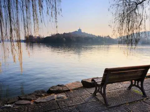 [From Shanghai] Hangzhou day trip by new CRH bullet train, sightseeing at the world heritage site West Lake and visiting Longjing Tea Plantation (Japanese/Chinese/English guide, lunch included)