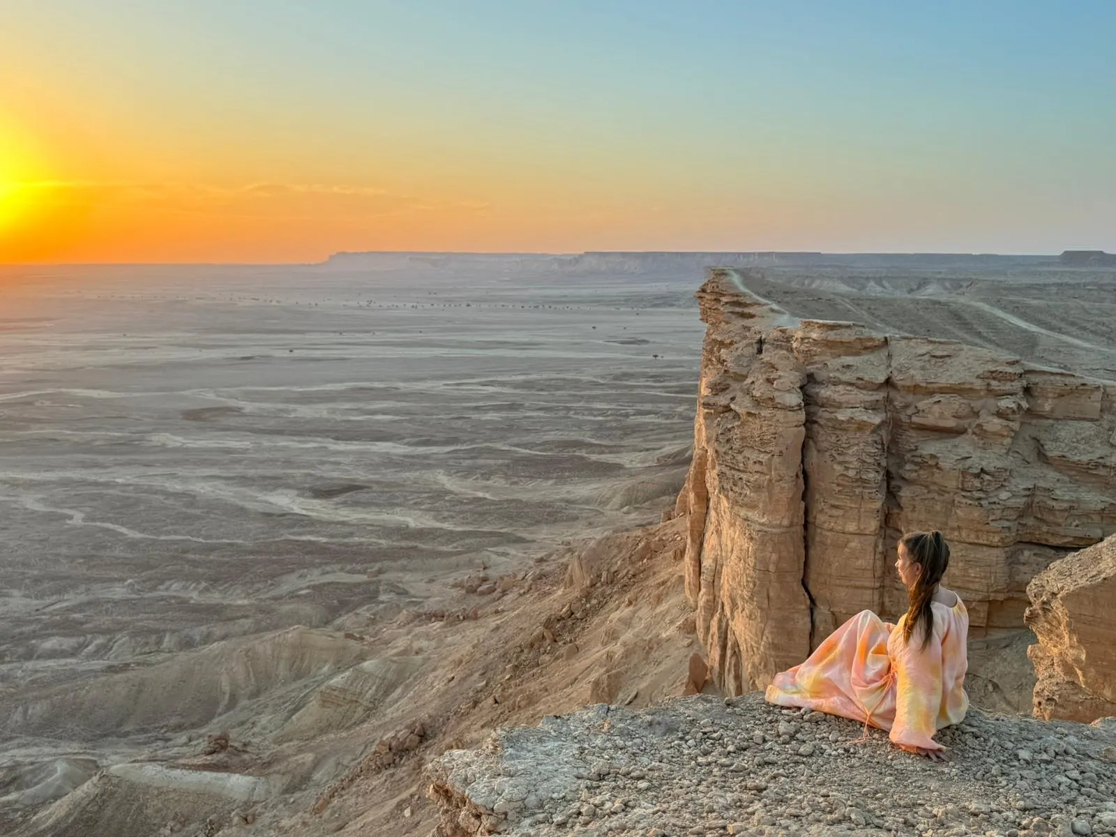 Edge Of The World ( Alnakhlah compound )